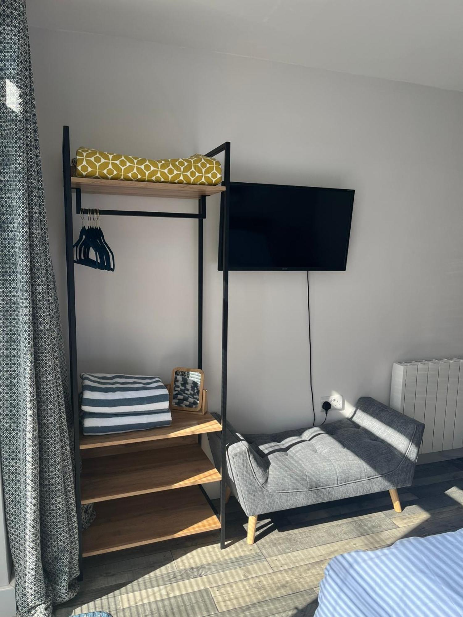 Entire Guest Suite In Four Mile Bridge, Rhoscolyn Valley 外观 照片