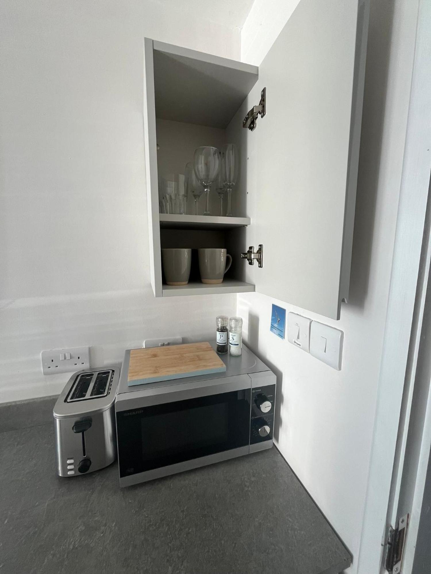 Entire Guest Suite In Four Mile Bridge, Rhoscolyn Valley 外观 照片